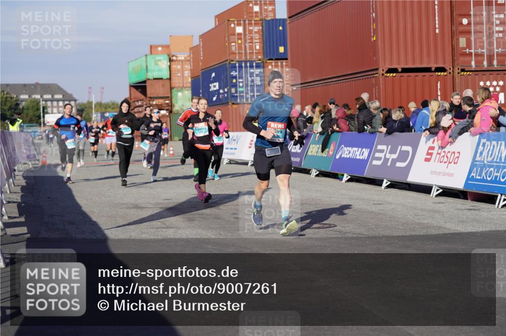 03.10.2025 - Köhlbrandbrückenlauf Michael Burmester http://msf.ph/oto/9007261 03.10.2025 10:08:57 Ziel 1200, 1294, 1355, 1364, 1367, 1673, 1902, 2560, 2805, 3009, 3280, 3672 meine-sportfotos.de