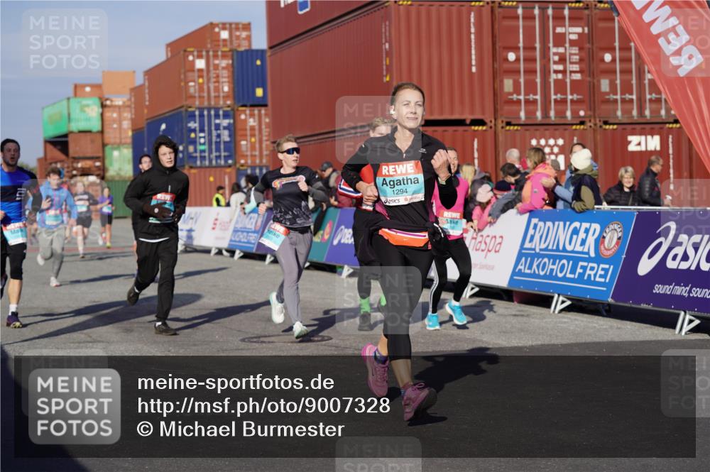 03.10.2025 - Köhlbrandbrückenlauf Michael Burmester http://msf.ph/oto/9007328 03.10.2025 10:09:00 Ziel 1200, 1294, 1355, 1507, 1673, 1902, 2117, 2450, 2560, 3006, 3009, 3010, 3280, 3672 meine-sportfotos.de