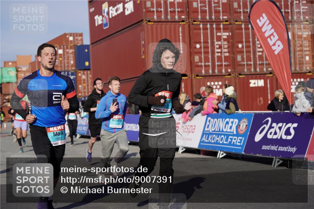 03.10.2025 - Köhlbrandbrückenlauf Michael Burmester http://msf.ph/oto/9007391 03.10.2025 10:09:02 Ziel 1200, 1294, 1355, 1507, 1673, 1902, 2117, 2450, 2560, 2677, 3006, 3009, 3010, 3672 meine-sportfotos.de