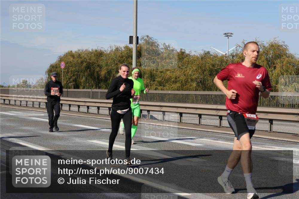 03.10.2025 - Köhlbrandbrückenlauf Julia Fischer http://msf.ph/oto/9007434 03.10.2025 12:47:22 Position 3  meine-sportfotos.de
