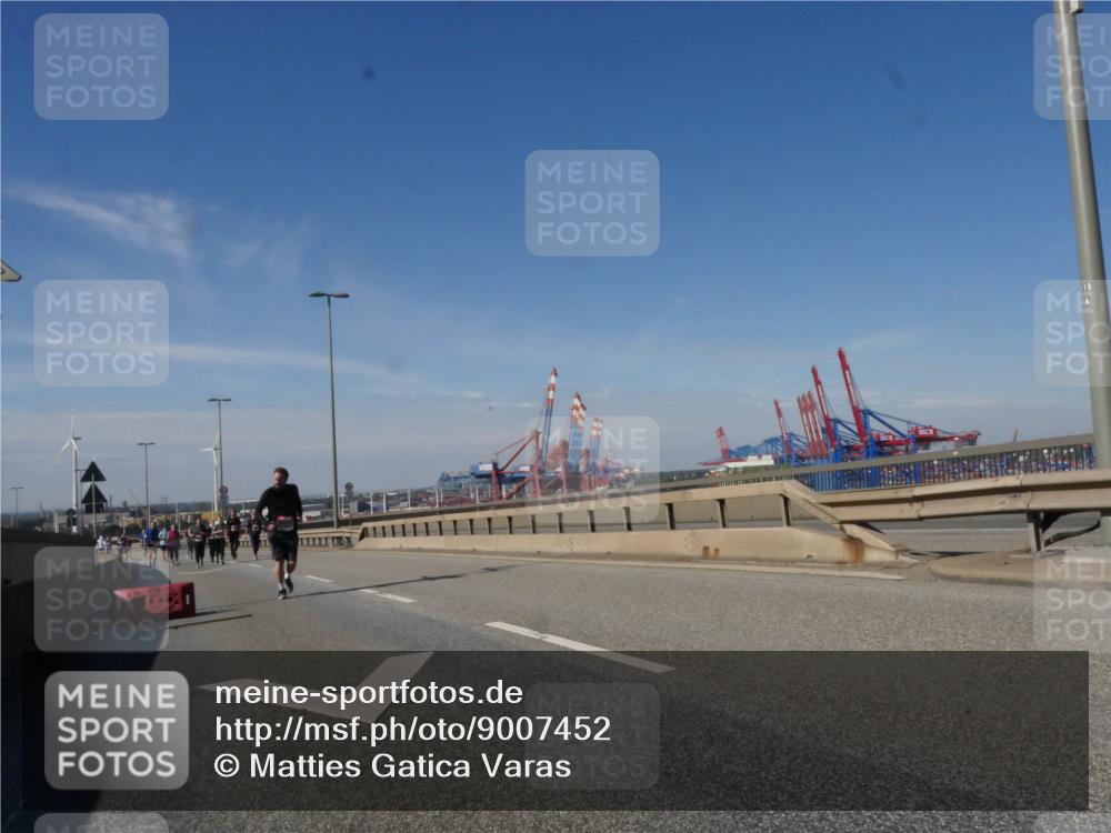 03.10.2025 - Köhlbrandbrückenlauf Matties Gatica Varas http://msf.ph/oto/9007452 03.10.2025 13:02:53 Position 2 118 meine-sportfotos.de