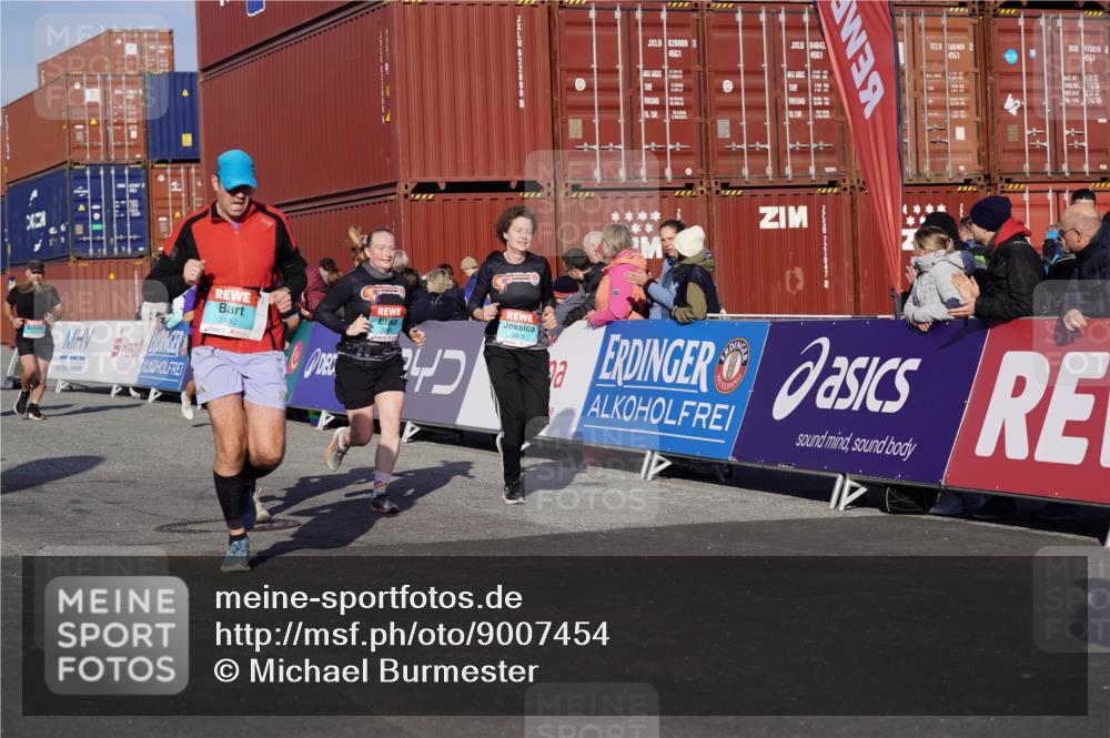 03.10.2025 - Köhlbrandbrückenlauf Michael Burmester http://msf.ph/oto/9007454 03.10.2025 10:09:05 Ziel 1250, 1355, 1369, 1391, 1419, 1507, 1673, 1902, 2117, 2450, 2560, 2677, 3006, 3009, 3010, 3672, 3743 meine-sportfotos.de