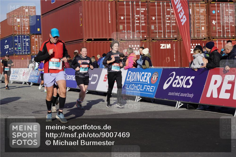 03.10.2025 - Köhlbrandbrückenlauf Michael Burmester http://msf.ph/oto/9007469 03.10.2025 10:09:05 Ziel 1250, 1355, 1369, 1391, 1419, 1507, 1673, 1902, 2117, 2450, 2560, 2677, 3006, 3009, 3010, 3672, 3743 meine-sportfotos.de