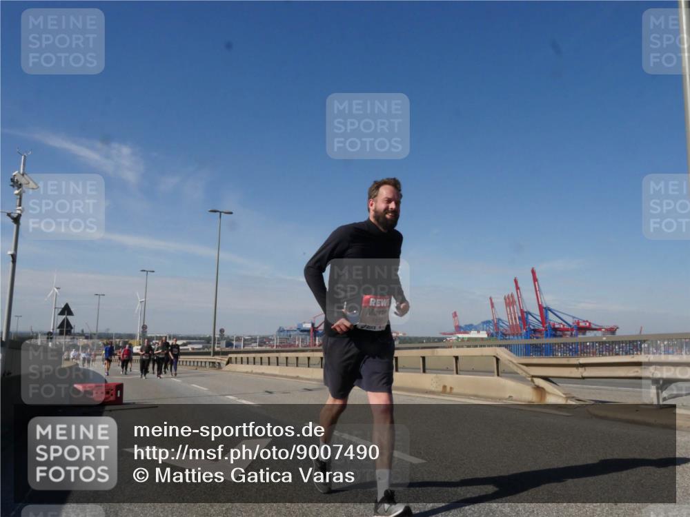 03.10.2025 - Köhlbrandbrückenlauf Matties Gatica Varas http://msf.ph/oto/9007490 03.10.2025 13:02:57 Position 2 5139 meine-sportfotos.de