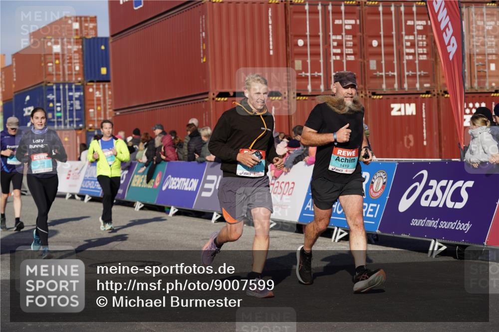 03.10.2025 - Köhlbrandbrückenlauf Michael Burmester http://msf.ph/oto/9007599 03.10.2025 10:09:10 Ziel 1163, 1250, 1369, 1391, 1419, 1478, 1507, 1600, 2117, 2450, 2677, 3006, 3010, 3743 meine-sportfotos.de