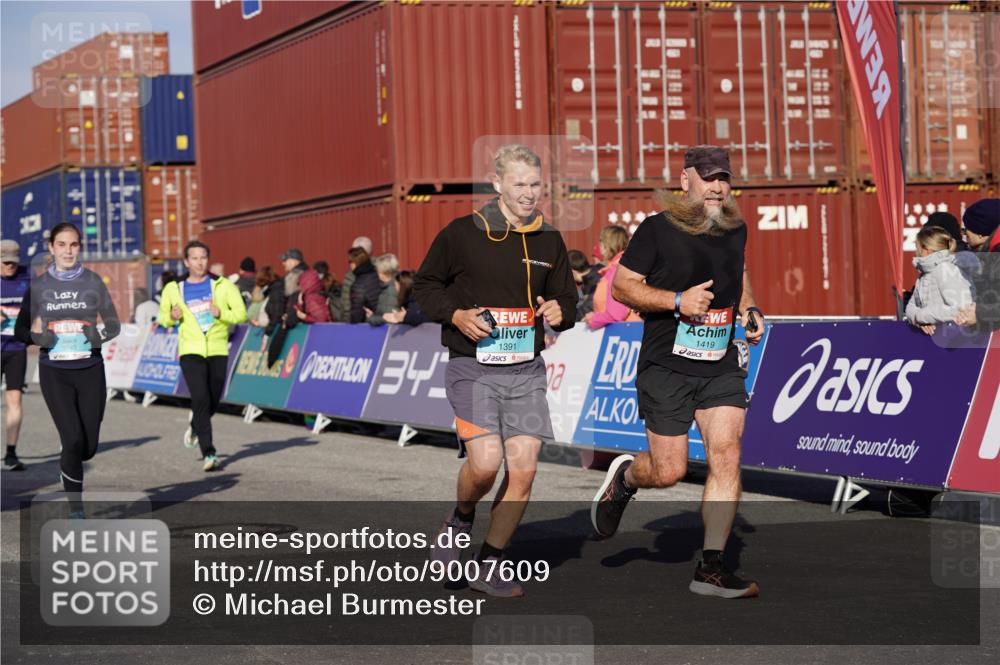 03.10.2025 - Köhlbrandbrückenlauf Michael Burmester http://msf.ph/oto/9007609 03.10.2025 10:09:10 Ziel 1163, 1250, 1369, 1391, 1419, 1478, 1507, 1600, 2117, 2450, 2677, 3006, 3010, 3743 meine-sportfotos.de