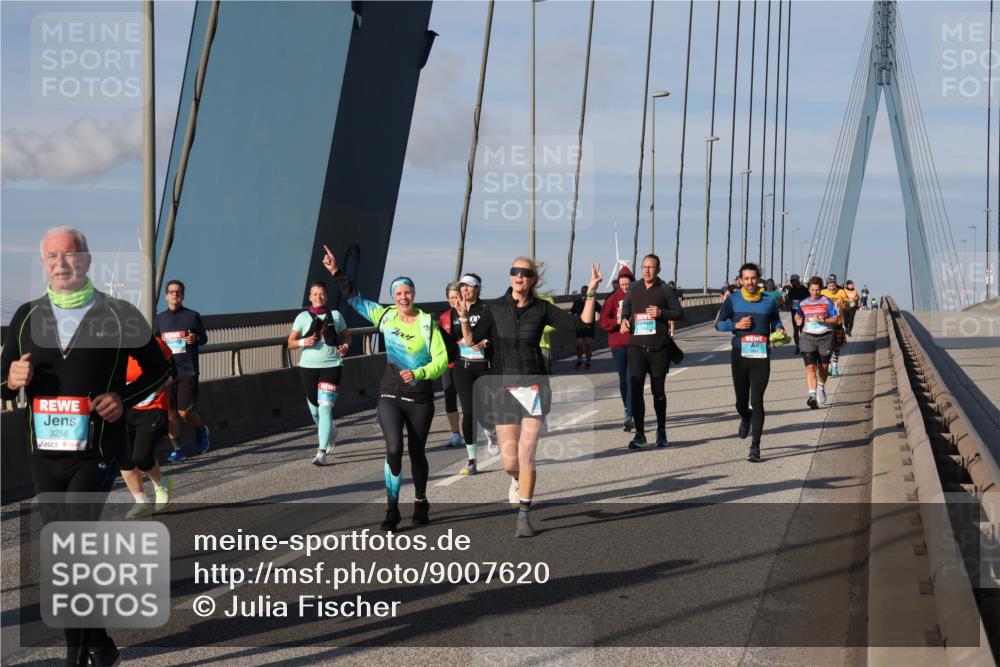 03.10.2025 - Köhlbrandbrückenlauf Julia Fischer http://msf.ph/oto/9007620 03.10.2025 10:00:34 Position 2 3256 meine-sportfotos.de