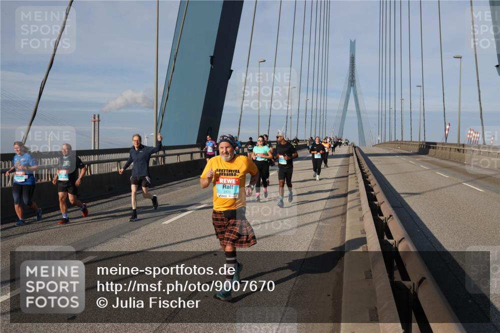 03.10.2025 - Köhlbrandbrückenlauf Julia Fischer http://msf.ph/oto/9007670 03.10.2025 10:00:45 Position 2 3122 meine-sportfotos.de