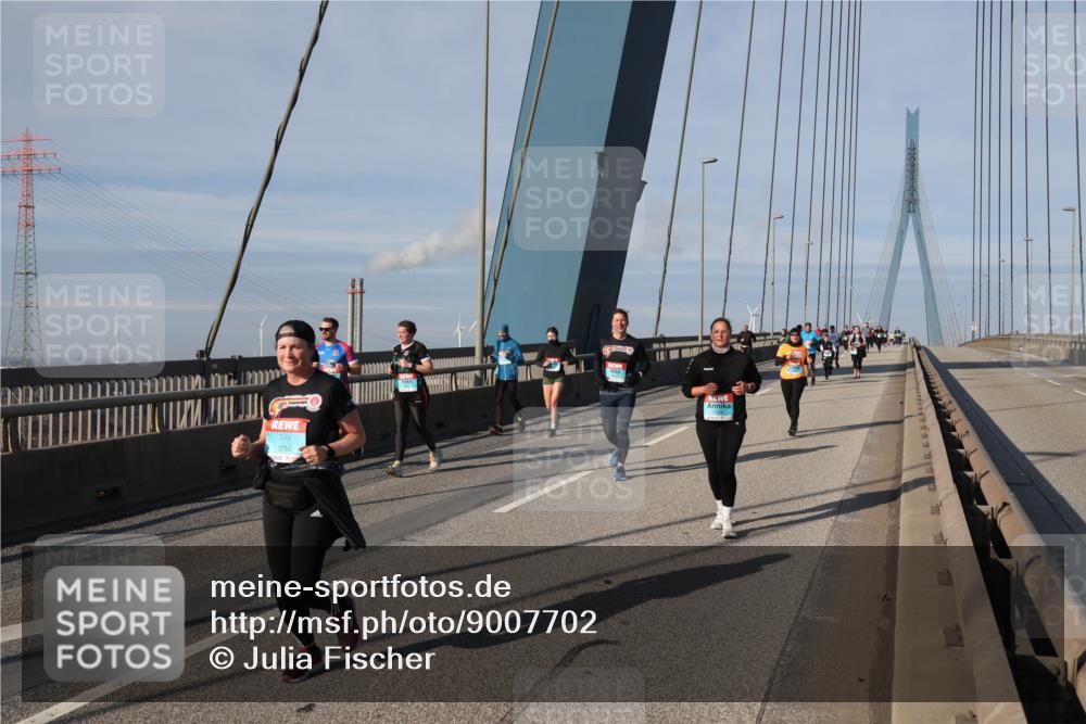 03.10.2025 - Köhlbrandbrückenlauf Julia Fischer http://msf.ph/oto/9007702 03.10.2025 10:00:49 Position 2 3754 meine-sportfotos.de