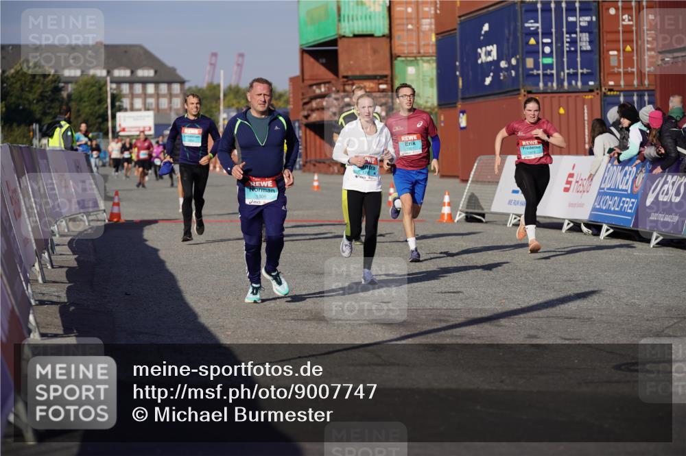03.10.2025 - Köhlbrandbrückenlauf Michael Burmester http://msf.ph/oto/9007747 03.10.2025 10:09:17 Ziel 1163, 1201, 1250, 1464, 1478, 1558, 1600, 1742, 1805, 1818, 1901, 3641 meine-sportfotos.de