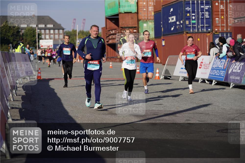 03.10.2025 - Köhlbrandbrückenlauf Michael Burmester http://msf.ph/oto/9007757 03.10.2025 10:09:17 Ziel 1163, 1201, 1250, 1464, 1478, 1558, 1600, 1742, 1805, 1818, 1901, 3641 meine-sportfotos.de