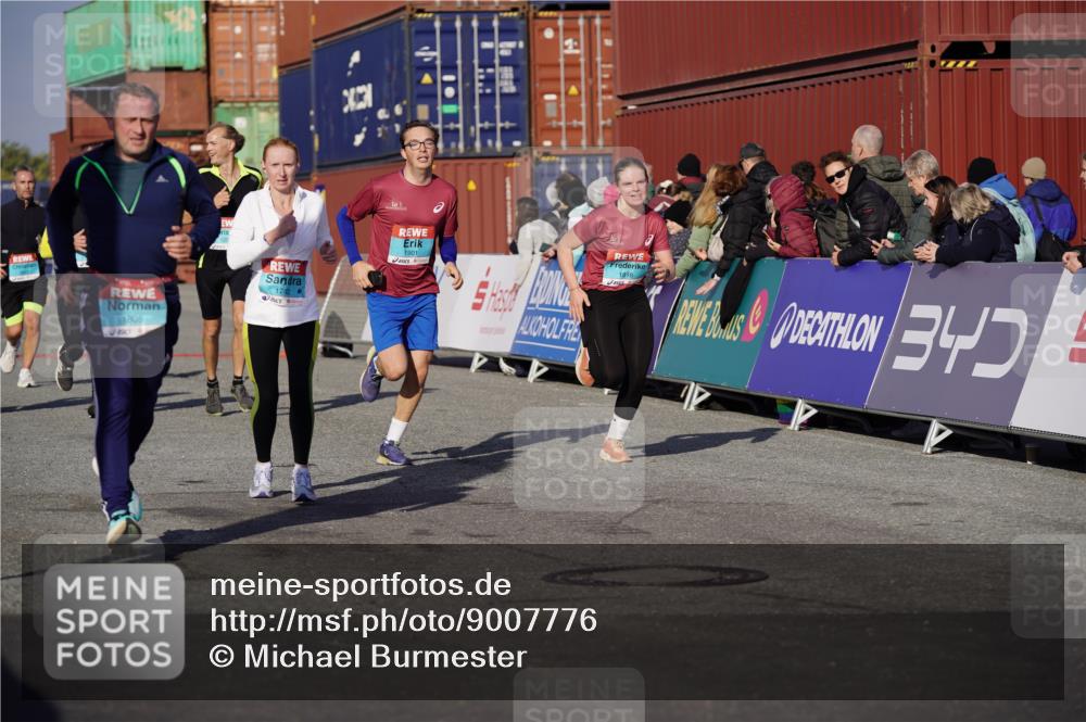 03.10.2025 - Köhlbrandbrückenlauf Michael Burmester http://msf.ph/oto/9007776 03.10.2025 10:09:18 Ziel 1163, 1201, 1464, 1478, 1558, 1600, 1742, 1805, 1818, 1901, 3641 meine-sportfotos.de