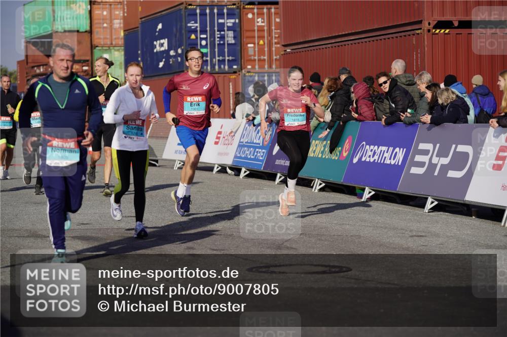 03.10.2025 - Köhlbrandbrückenlauf Michael Burmester http://msf.ph/oto/9007805 03.10.2025 10:09:18 Ziel 1163, 1201, 1464, 1478, 1558, 1600, 1742, 1805, 1818, 1901, 3641 meine-sportfotos.de