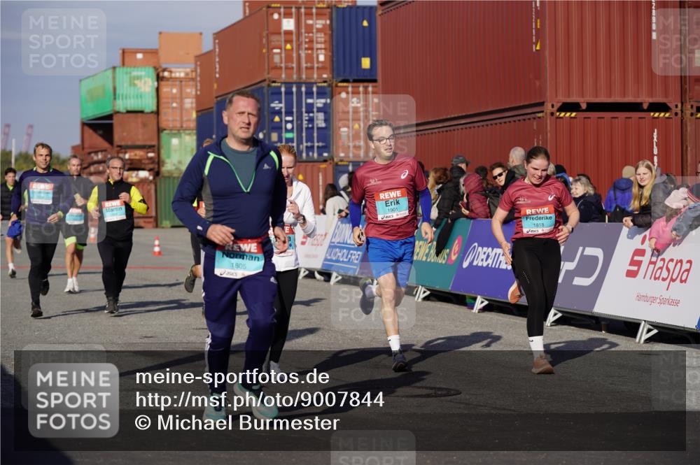 03.10.2025 - Köhlbrandbrückenlauf Michael Burmester http://msf.ph/oto/9007844 03.10.2025 10:09:19 Ziel 1163, 1201, 1464, 1478, 1558, 1742, 1805, 1818, 1901, 3387, 3641 meine-sportfotos.de