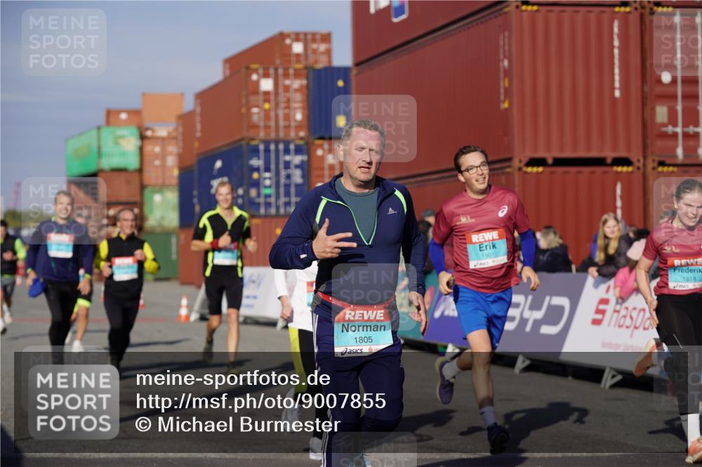 03.10.2025 - Köhlbrandbrückenlauf Michael Burmester http://msf.ph/oto/9007855 03.10.2025 10:09:20 Ziel 1163, 1201, 1464, 1478, 1558, 1742, 1805, 1818, 1901, 3387, 3641 meine-sportfotos.de