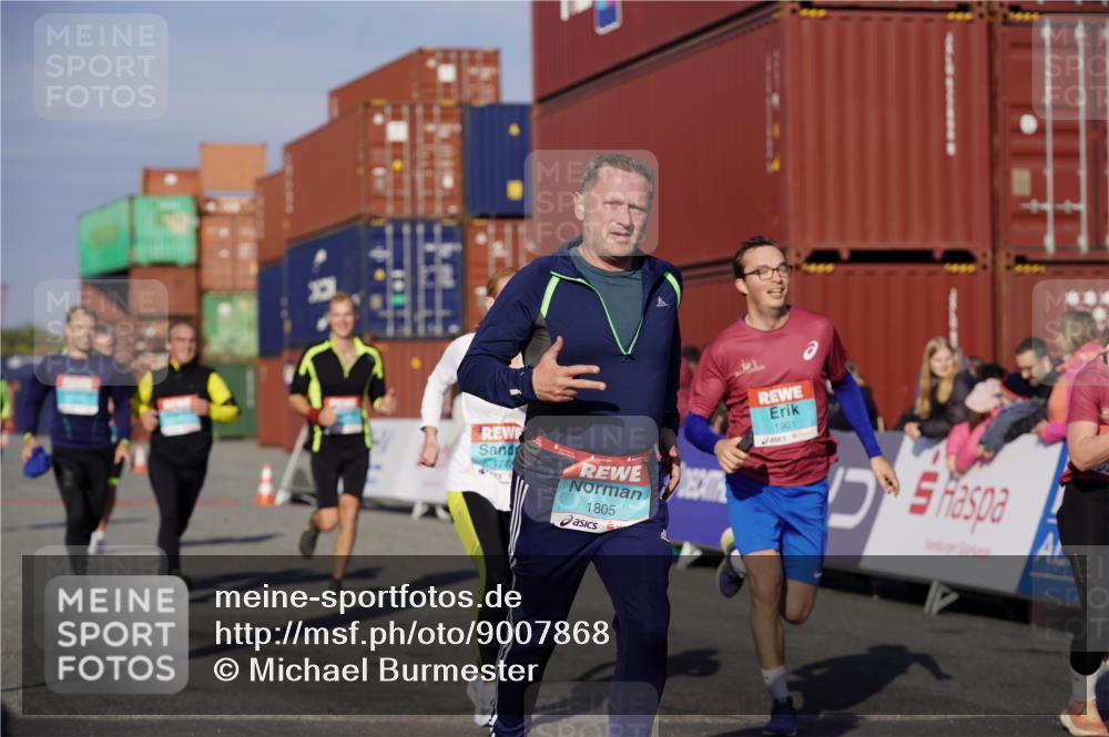 03.10.2025 - Köhlbrandbrückenlauf Michael Burmester http://msf.ph/oto/9007868 03.10.2025 10:09:20 Ziel 1163, 1201, 1464, 1478, 1558, 1742, 1805, 1818, 1901, 3387, 3641 meine-sportfotos.de