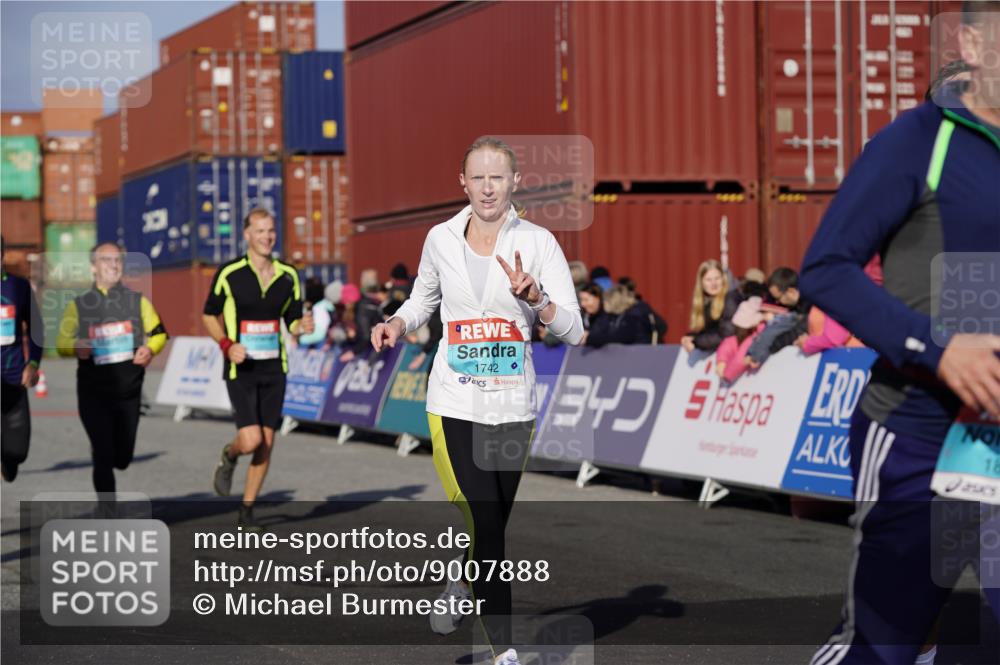 03.10.2025 - Köhlbrandbrückenlauf Michael Burmester http://msf.ph/oto/9007888 03.10.2025 10:09:20 Ziel 1163, 1201, 1464, 1478, 1558, 1742, 1805, 1818, 1901, 3387, 3641 meine-sportfotos.de