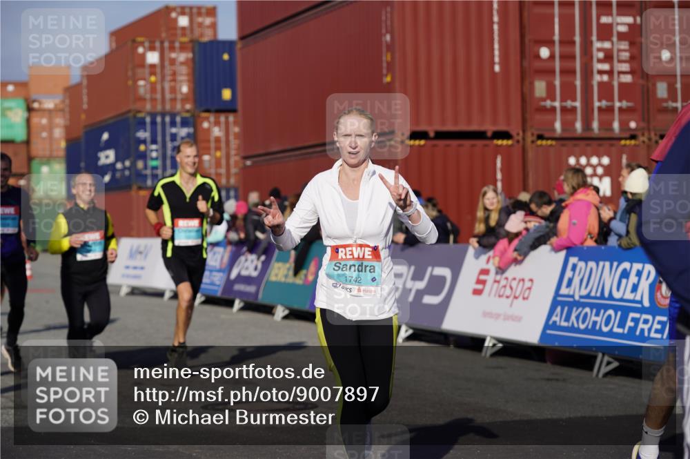 03.10.2025 - Köhlbrandbrückenlauf Michael Burmester http://msf.ph/oto/9007897 03.10.2025 10:09:21 Ziel 1201, 1464, 1558, 1742, 1805, 1818, 1901, 3387, 3641 meine-sportfotos.de