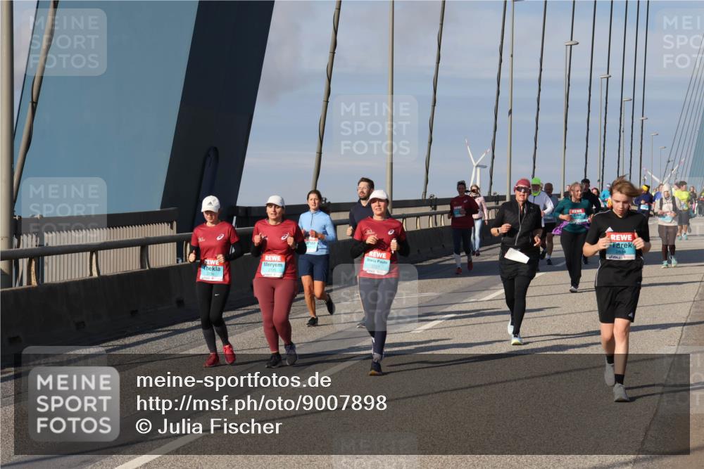 03.10.2025 - Köhlbrandbrückenlauf Julia Fischer http://msf.ph/oto/9007898 03.10.2025 10:01:56 Position 2 2727, 2726, 2725 meine-sportfotos.de