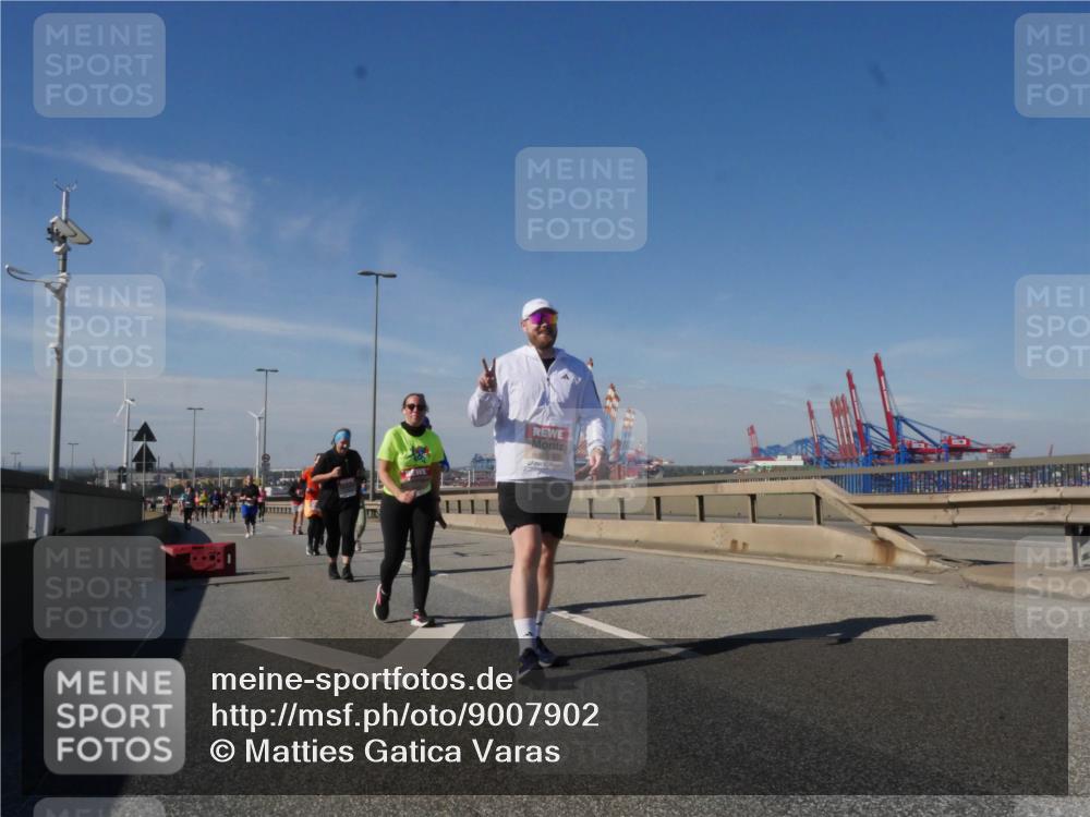 03.10.2025 - Köhlbrandbrückenlauf Matties Gatica Varas http://msf.ph/oto/9007902 03.10.2025 13:03:37 Position 2  meine-sportfotos.de