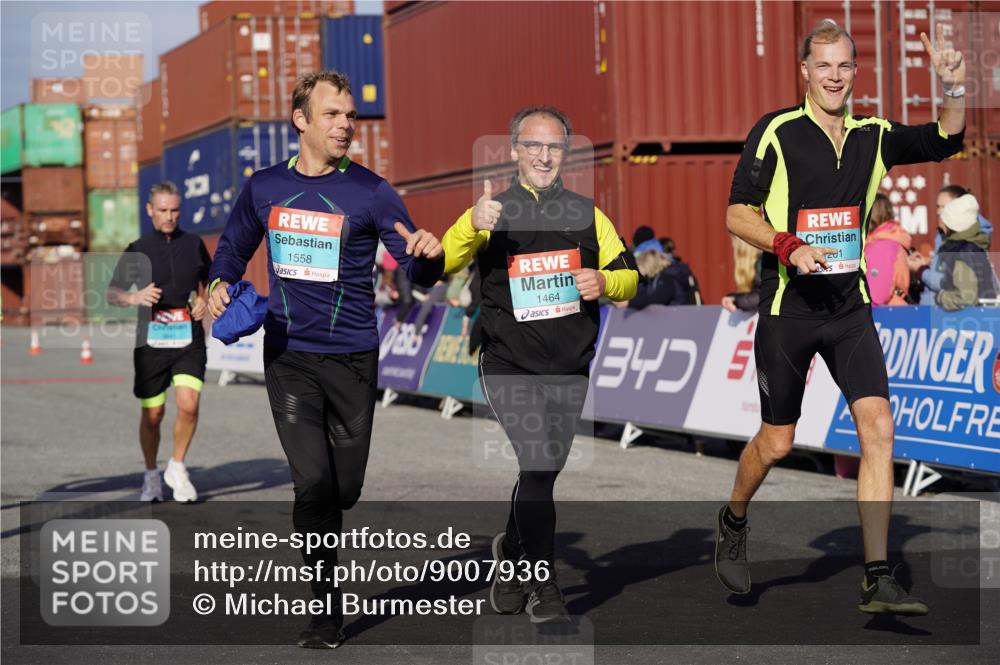 03.10.2025 - Köhlbrandbrückenlauf Michael Burmester http://msf.ph/oto/9007936 03.10.2025 10:09:22 Ziel 1201, 1464, 1558, 1742, 1805, 1818, 1901, 3387, 3641 meine-sportfotos.de
