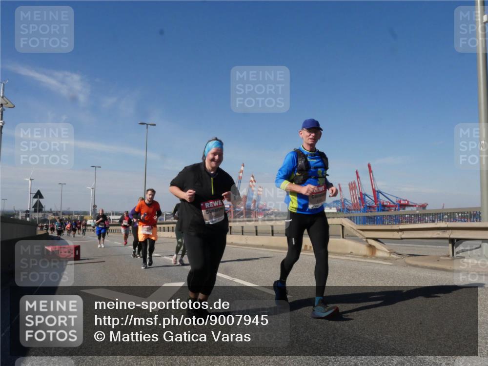 03.10.2025 - Köhlbrandbrückenlauf Matties Gatica Varas http://msf.ph/oto/9007945 03.10.2025 13:03:41 Position 2 118 meine-sportfotos.de
