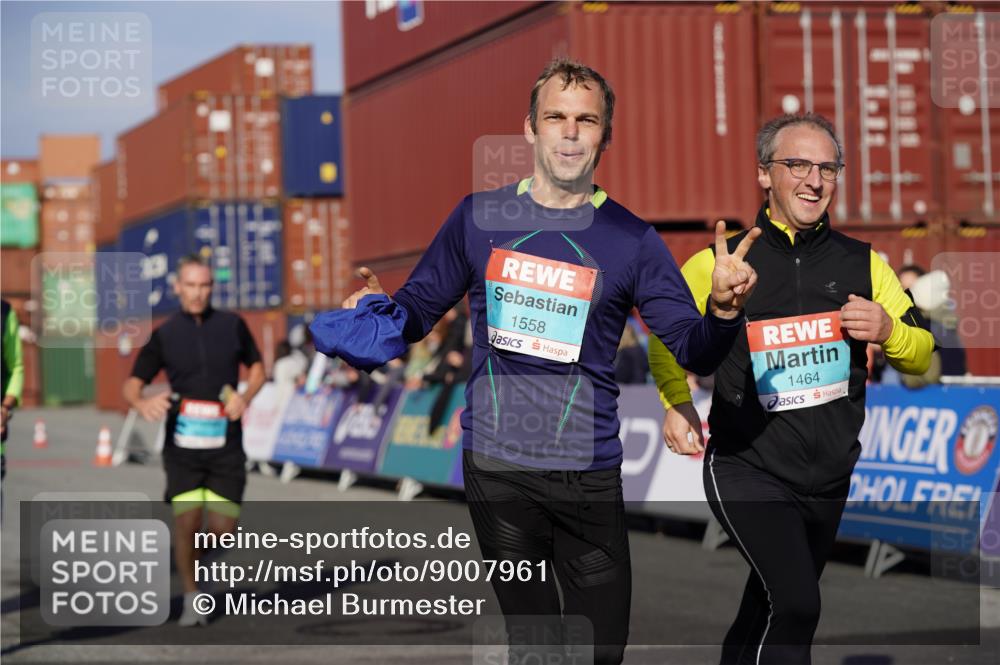 03.10.2025 - Köhlbrandbrückenlauf Michael Burmester http://msf.ph/oto/9007961 03.10.2025 10:09:23 Ziel 1201, 1464, 1558, 1742, 1805, 1818, 1901, 3387, 3641 meine-sportfotos.de