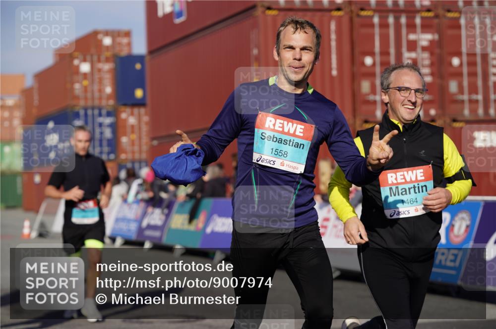 03.10.2025 - Köhlbrandbrückenlauf Michael Burmester http://msf.ph/oto/9007974 03.10.2025 10:09:23 Ziel 1201, 1464, 1558, 1742, 1805, 1818, 1901, 3387, 3641 meine-sportfotos.de