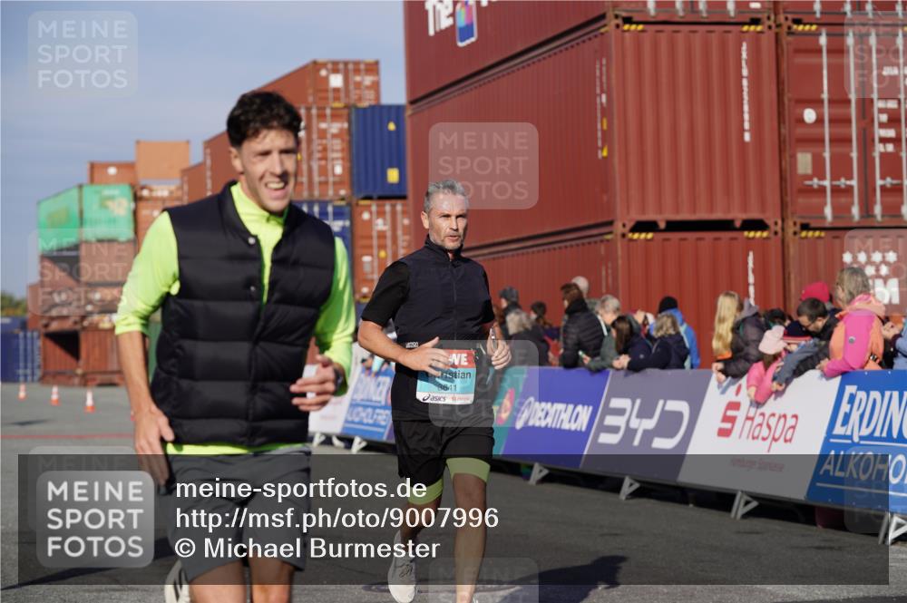 03.10.2025 - Köhlbrandbrückenlauf Michael Burmester http://msf.ph/oto/9007996 03.10.2025 10:09:24 Ziel 1201, 1464, 1558, 1742, 1805, 1818, 1901, 3387, 3641 meine-sportfotos.de