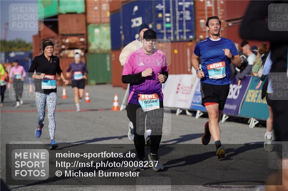 03.10.2025 - Köhlbrandbrückenlauf Michael Burmester http://msf.ph/oto/9008237 03.10.2025 10:09:42 Ziel 1188, 1399, 1786, 1801, 2027, 3321, 3539, 3811 meine-sportfotos.de