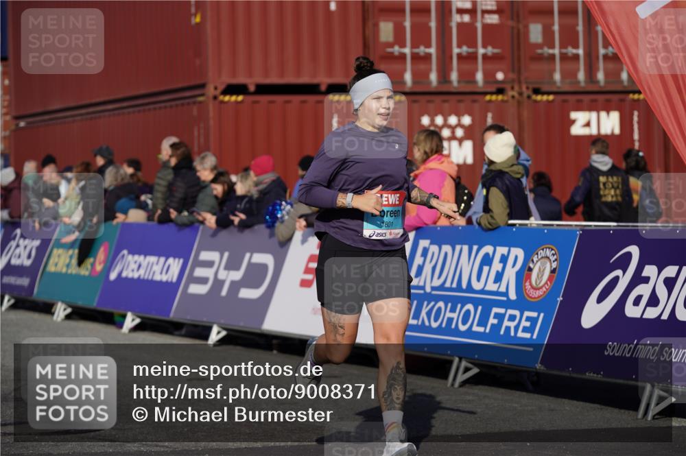 03.10.2025 - Köhlbrandbrückenlauf Michael Burmester http://msf.ph/oto/9008371 03.10.2025 10:09:48 Ziel 1188, 1343, 1399, 1409, 1473, 1747, 1801, 1873, 1975, 2027, 2034, 3539, 3811 meine-sportfotos.de