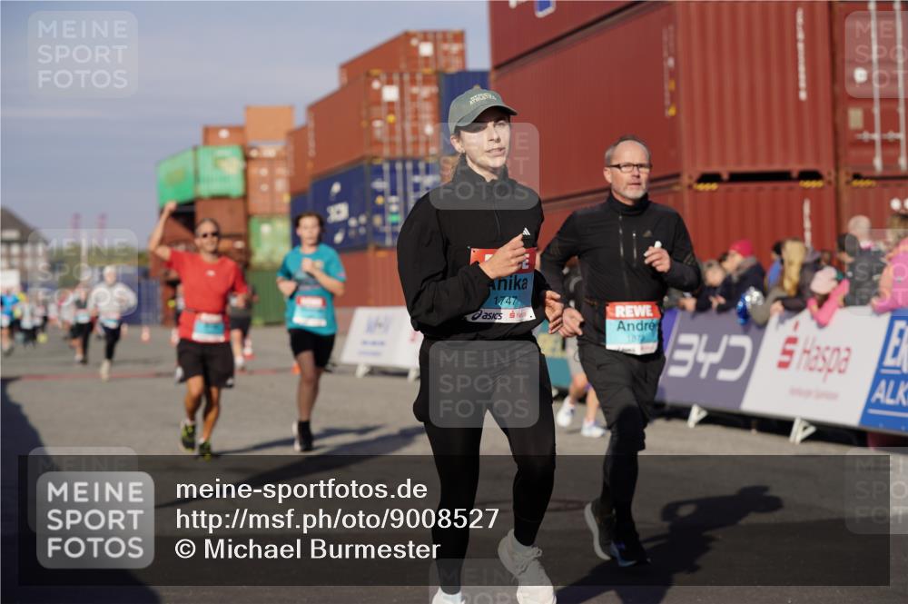 03.10.2025 - Köhlbrandbrückenlauf Michael Burmester http://msf.ph/oto/9008527 03.10.2025 10:09:54 Ziel 1343, 1401, 1409, 1473, 1747, 1801, 1873, 1975, 2034, 2471, 3162, 3200, 3201, 3493 meine-sportfotos.de
