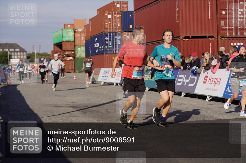 03.10.2025 - Köhlbrandbrückenlauf Michael Burmester http://msf.ph/oto/9008591 03.10.2025 10:09:56 Ziel 1243, 1343, 1401, 1409, 1473, 1544, 1747, 1873, 1975, 2034, 2471, 3162, 3200, 3201, 3493 meine-sportfotos.de