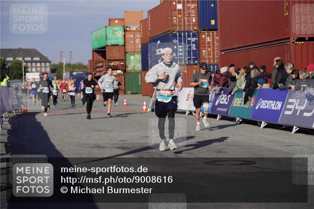 03.10.2025 - Köhlbrandbrückenlauf Michael Burmester http://msf.ph/oto/9008616 03.10.2025 10:09:59 Ziel 1243, 1401, 1544, 1656, 1747, 1873, 2040, 2471, 3068, 3162, 3200, 3201, 3493 meine-sportfotos.de