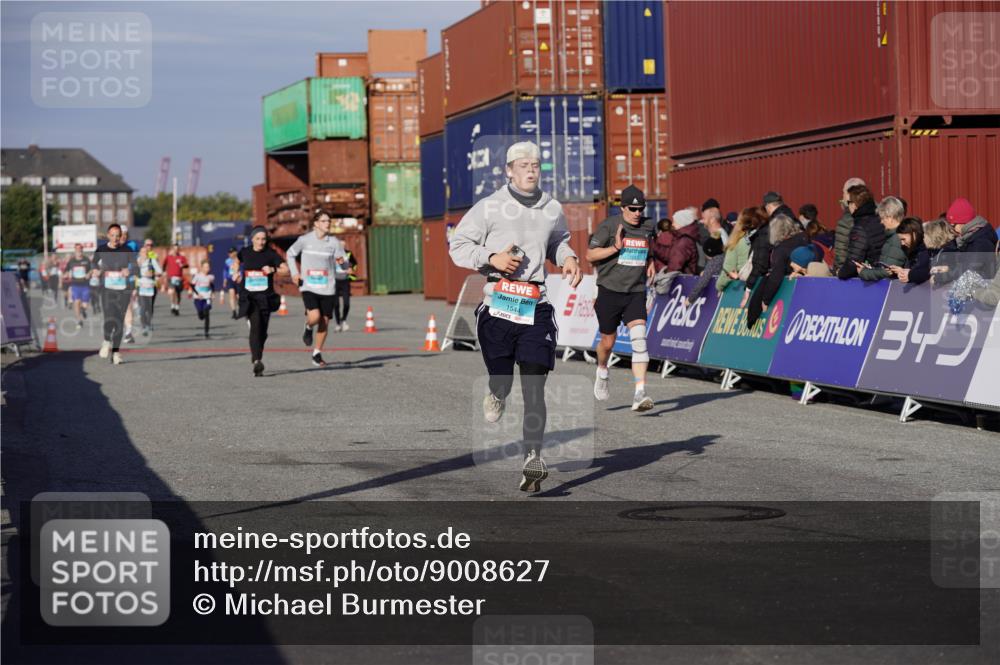 03.10.2025 - Köhlbrandbrückenlauf Michael Burmester http://msf.ph/oto/9008627 03.10.2025 10:09:59 Ziel 1243, 1401, 1544, 1656, 1747, 1873, 2040, 2471, 3068, 3162, 3200, 3201, 3493 meine-sportfotos.de