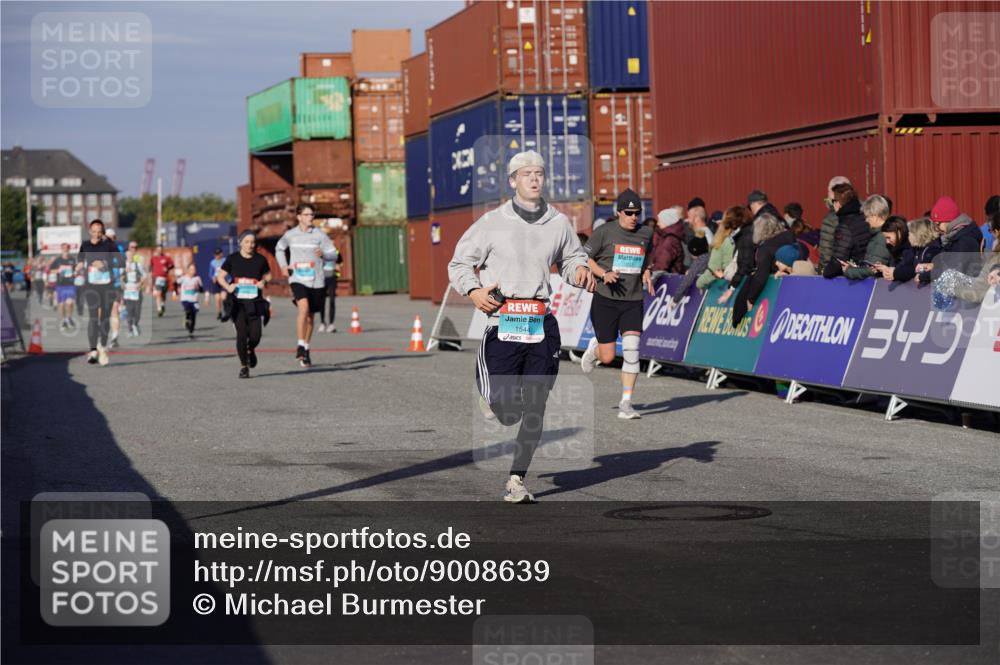 03.10.2025 - Köhlbrandbrückenlauf Michael Burmester http://msf.ph/oto/9008639 03.10.2025 10:09:59 Ziel 1243, 1401, 1544, 1656, 1747, 1873, 2040, 2471, 3068, 3162, 3200, 3201, 3493 meine-sportfotos.de