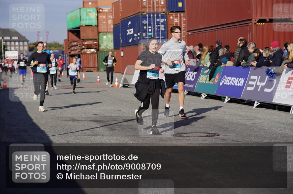 03.10.2025 - Köhlbrandbrückenlauf Michael Burmester http://msf.ph/oto/9008709 03.10.2025 10:10:03 Ziel 1243, 1544, 1656, 1919, 2040, 2074, 3068, 3218 meine-sportfotos.de