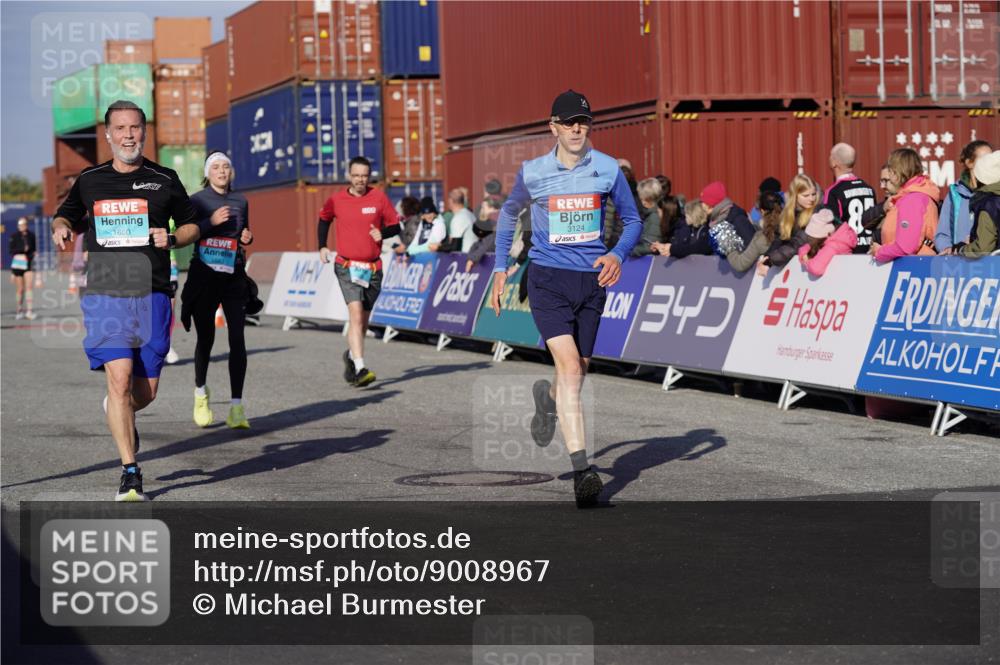 03.10.2025 - Köhlbrandbrückenlauf Michael Burmester http://msf.ph/oto/9008967 03.10.2025 10:10:13 Ziel 1192, 1375, 1536, 1583, 1660, 1919, 2074, 2679, 2821, 3124, 3218 meine-sportfotos.de