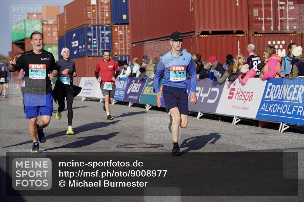 03.10.2025 - Köhlbrandbrückenlauf Michael Burmester http://msf.ph/oto/9008977 03.10.2025 10:10:13 Ziel 1192, 1375, 1536, 1583, 1660, 1919, 2074, 2679, 2821, 3124, 3218 meine-sportfotos.de