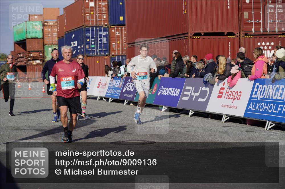 03.10.2025 - Köhlbrandbrückenlauf Michael Burmester http://msf.ph/oto/9009136 03.10.2025 10:10:20 Ziel 1307, 1375, 1536, 1583, 1631, 1636, 2134, 2821, 2858 meine-sportfotos.de