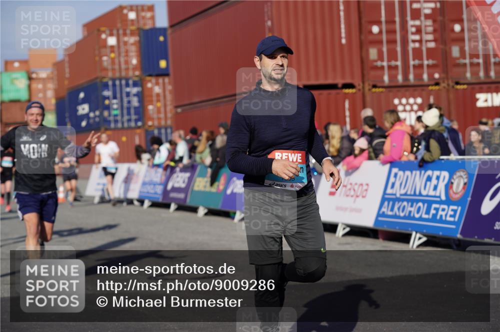03.10.2025 - Köhlbrandbrückenlauf Michael Burmester http://msf.ph/oto/9009286 03.10.2025 10:10:27 Ziel 1093, 1217, 1307, 1413, 1499, 1605, 1631, 1636, 2728, 2858, 2890, 2891, 2964, 3345 meine-sportfotos.de