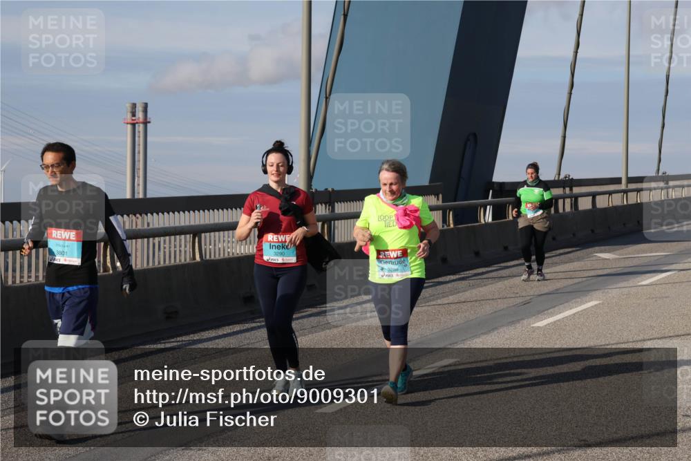 03.10.2025 - Köhlbrandbrückenlauf Julia Fischer http://msf.ph/oto/9009301 03.10.2025 10:10:22 Position 2 3801, 3290, 3289 meine-sportfotos.de