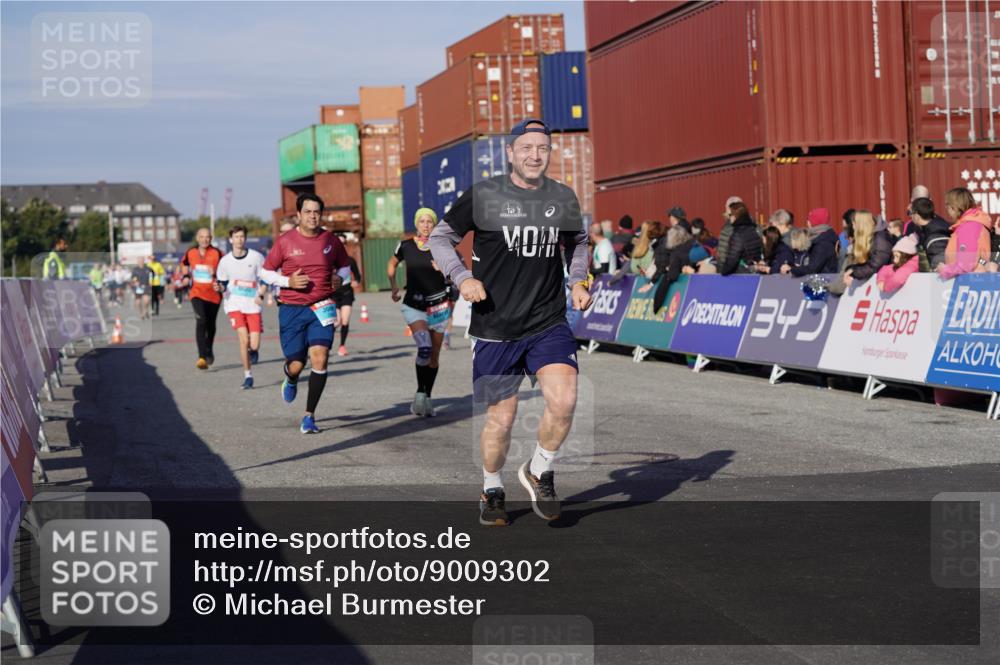 03.10.2025 - Köhlbrandbrückenlauf Michael Burmester http://msf.ph/oto/9009302 03.10.2025 10:10:28 Ziel 1093, 1217, 1413, 1499, 1605, 1631, 1636, 2728, 2858, 2890, 2891, 2964, 3345 meine-sportfotos.de