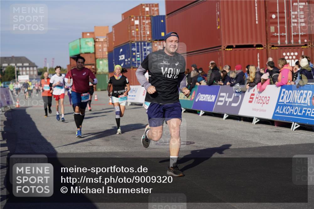 03.10.2025 - Köhlbrandbrückenlauf Michael Burmester http://msf.ph/oto/9009320 03.10.2025 10:10:28 Ziel 1093, 1217, 1413, 1499, 1605, 1631, 1636, 2728, 2858, 2890, 2891, 2964, 3345 meine-sportfotos.de