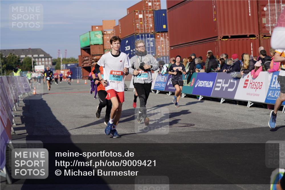 03.10.2025 - Köhlbrandbrückenlauf Michael Burmester http://msf.ph/oto/9009421 03.10.2025 10:10:31 Ziel 1093, 1217, 1413, 1499, 1605, 2015, 2728, 2890, 2891, 2964, 3345 meine-sportfotos.de