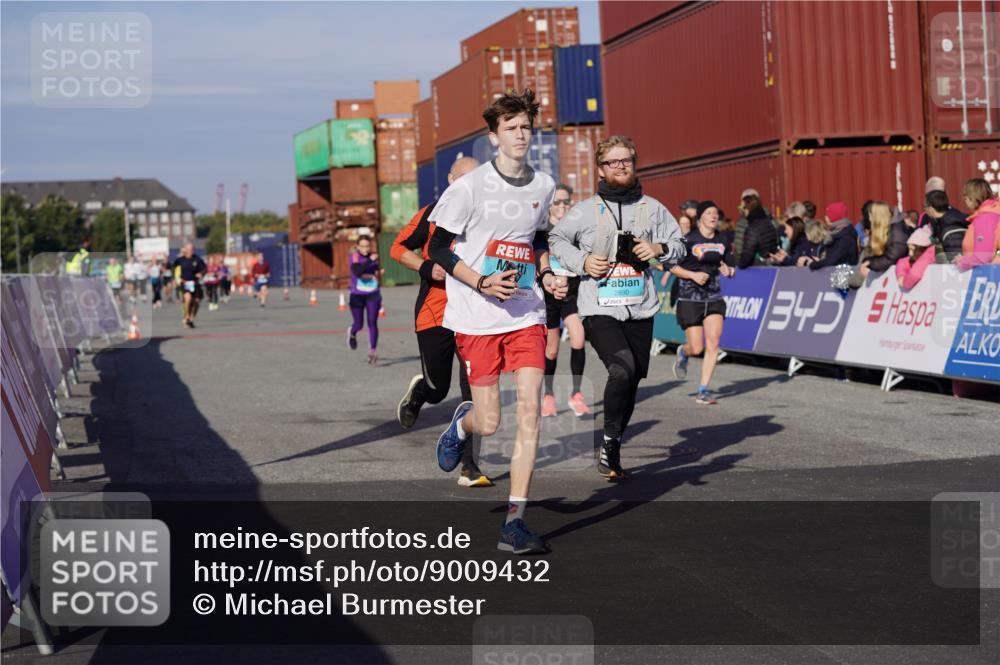 03.10.2025 - Köhlbrandbrückenlauf Michael Burmester http://msf.ph/oto/9009432 03.10.2025 10:10:32 Ziel 1093, 1217, 1413, 1499, 1605, 2015, 2728, 2890, 2891, 2964, 3345 meine-sportfotos.de