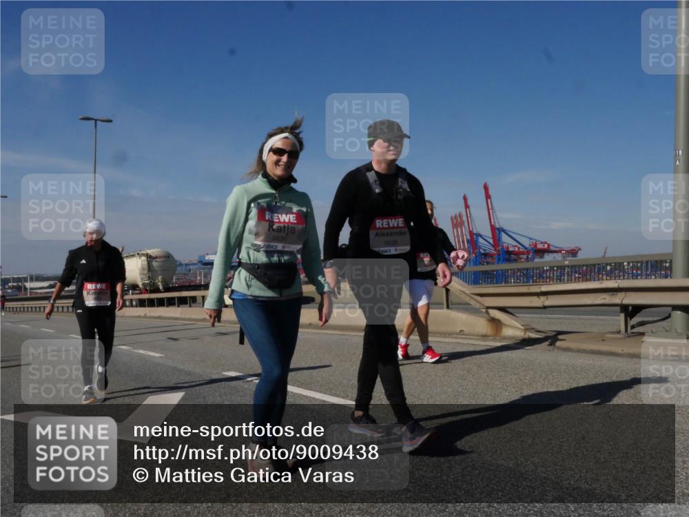 03.10.2025 - Köhlbrandbrückenlauf Matties Gatica Varas http://msf.ph/oto/9009438 03.10.2025 13:06:29 Position 2 5635, 5636 meine-sportfotos.de
