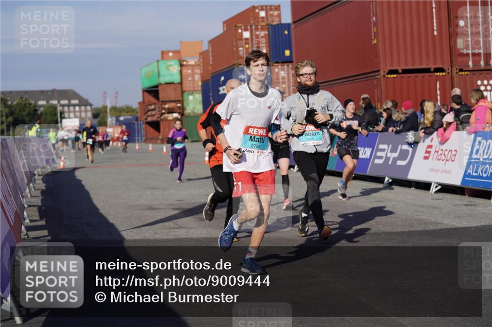 03.10.2025 - Köhlbrandbrückenlauf Michael Burmester http://msf.ph/oto/9009444 03.10.2025 10:10:32 Ziel 1093, 1217, 1413, 1499, 1605, 2015, 2728, 2890, 2891, 2964, 3345 meine-sportfotos.de
