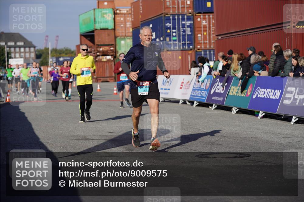 03.10.2025 - Köhlbrandbrückenlauf Michael Burmester http://msf.ph/oto/9009575 03.10.2025 10:10:41 Ziel 1701, 2015, 2150, 3032 meine-sportfotos.de