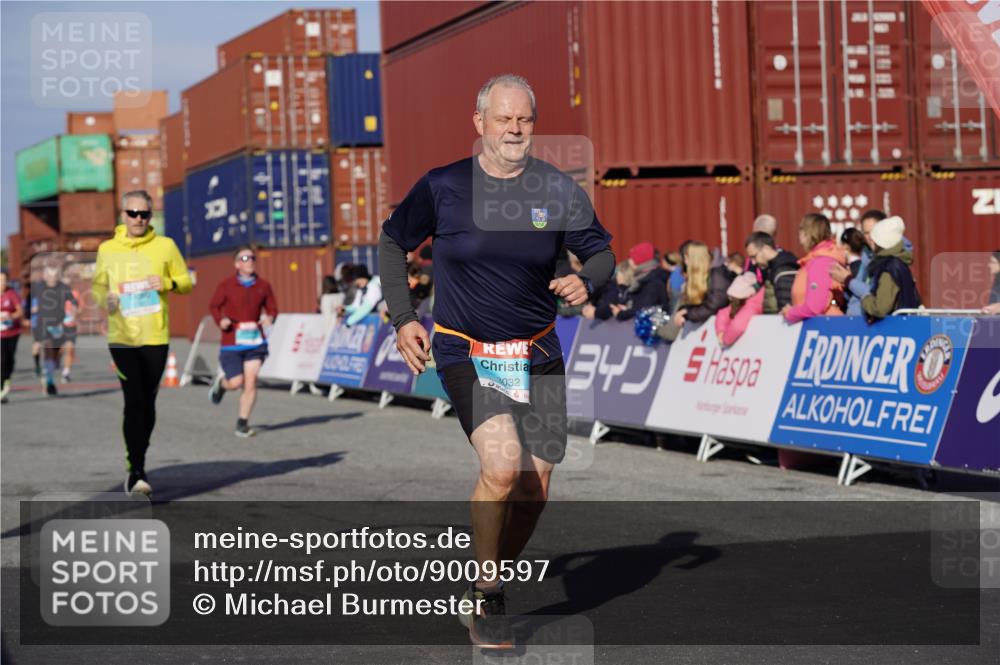 03.10.2025 - Köhlbrandbrückenlauf Michael Burmester http://msf.ph/oto/9009597 03.10.2025 10:10:42 Ziel 1450, 1701, 1705, 2015, 2150, 3032, 3818 meine-sportfotos.de